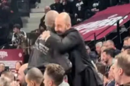 Θερμή αγκαλιά μεταξύ του Βασίλη Σπανούλη και του Τόνι Πάρκερ