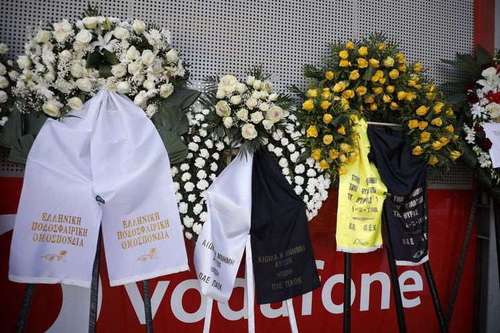 ΑΕΚ και ΠΑΟΚ έστειλαν στεφάνια στη μνήμη των θυμάτων της Θύρας 7
