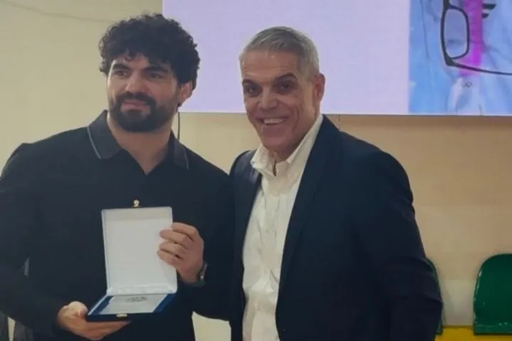 Ο Χρήστος Τεντόμας βράβευσε τον Θεόδωρο Τσελίδη