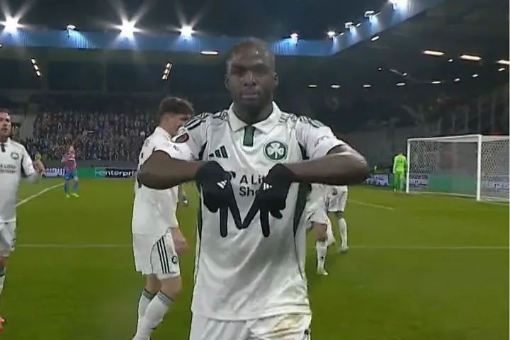 Συγκινητική στιγμή: Ο Τεττέη αφιέρωσε το γκολ στη μητέρα του σχηματίζοντας το γράμμα "Μ"