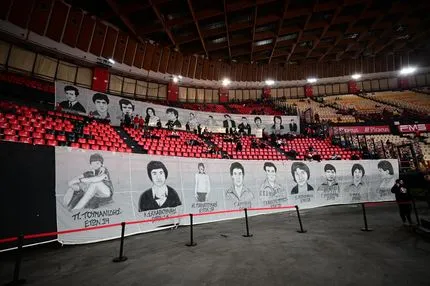 Τα πανό των ερυθρολεύκων για τα θύματα της θύρας 7