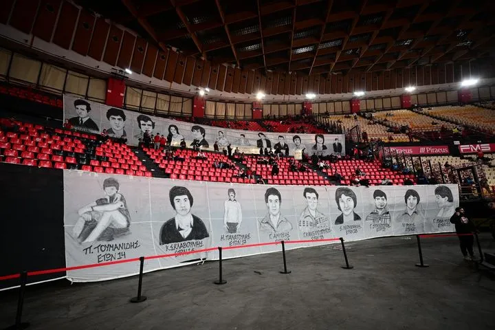 Ολυμπιακός – Βίρτους: Τα πανό των ερυθρολεύκων για τα θύματα της θύρας 7