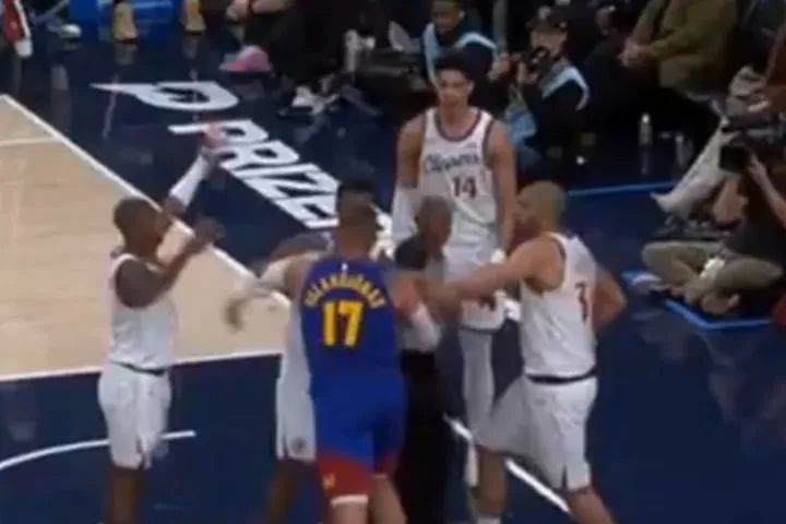 Ταύρος σε υαλοπωλείο: Έξαλλος ο Βαλαντσιούνας, τα έβαλε με όλους τους Κλίπερς, με διαιτητές και συμπαίκτες να τον συγκρατούν