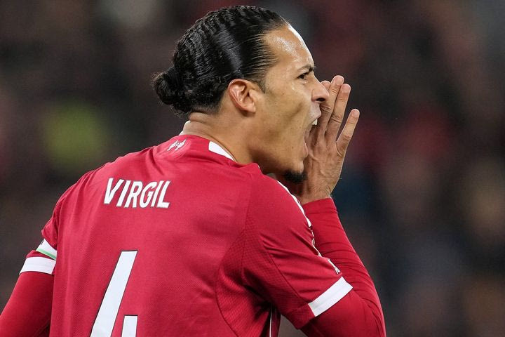 Σλοτ: “Ο Φαν Ντάικ δίνει το παράδειγμα εντός και εκτός γηπέδου”