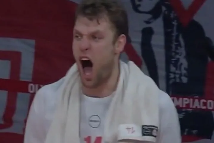 Ο Ντόντα Χολ κάρφωσε με τα δύο χέρια και τρέλανε τον Σάσα Βεζένκοβ