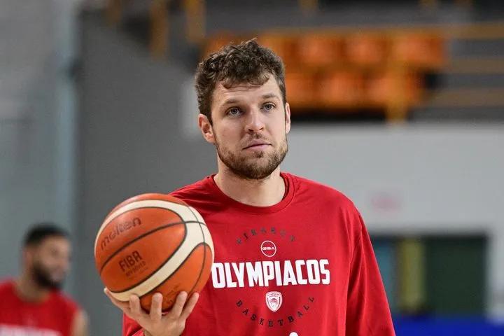 Ο Βεζένκοβ τραγουδάει Ρία Ελληνίδου στην προετοιμασία για τον τελικό του Allwyn Final 8