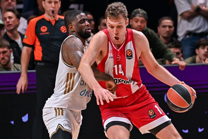 Dubai BC – Ολυμπιακός: Η άμυνα που έβγαλε εκτός ματς τον Βεζένκοβ και η κυριαρχία του Καμπενγκέλε