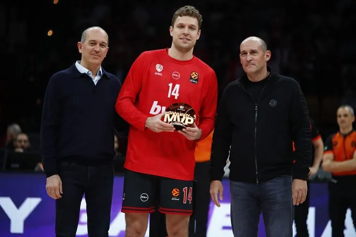 Οι αδελφοί Αγγελόπουλοι βράβευσαν τον Βεζένκοβ που αναδείχθηκε MVP του Ιανουαρίου στη EuroLeague
