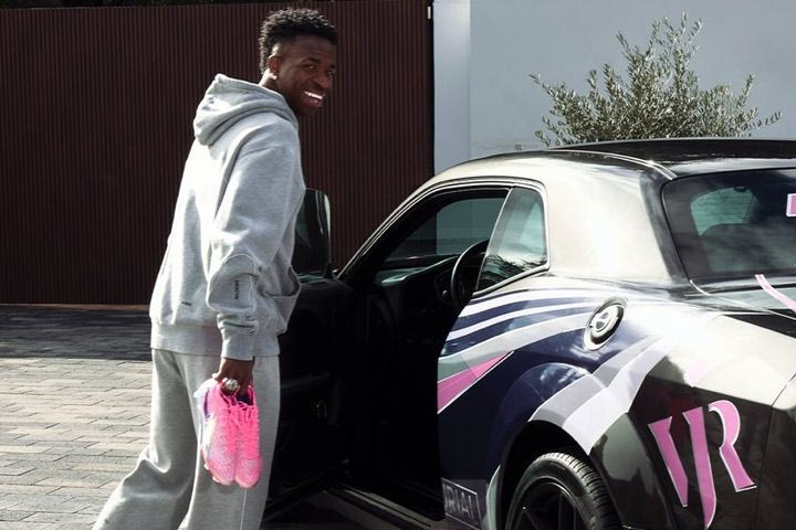 Ρεάλ: Το νέο custom αυτοκίνητο του Βινίσιους με τα αρχικά του που έκλεψε τις εντυπώσεις