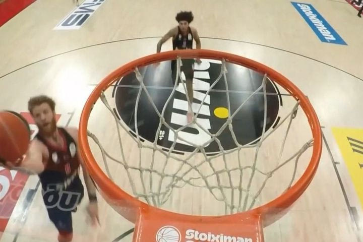 Φάση από ΝΒΑ στο Ολυμπιακός – Προμηθέας: Ο Γουόκαπ χτύπησε την μπάλα στο ταμπλό και ο Γουόρντ κάρφωσε