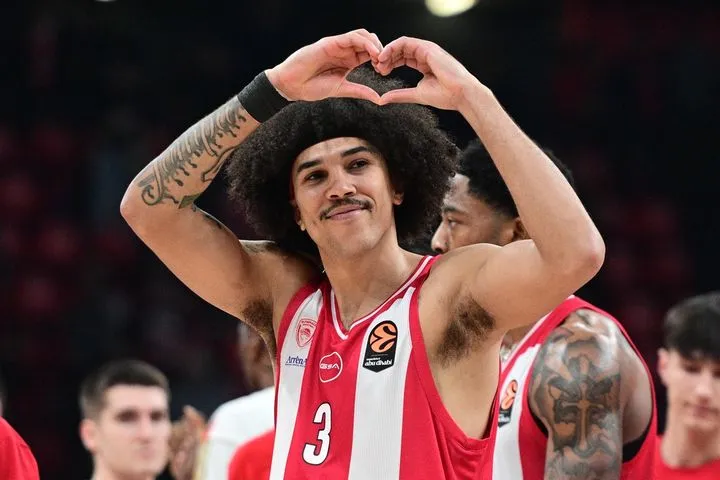 Η παρακάμερα του Ολυμπιακός – Ερυθρός Αστέρας: Τα “παιχνίδια” του Γουόρντ με την κάμερα, το ματς και το χειροκρότημα του κόσμου στη σέρβικη ομάδα