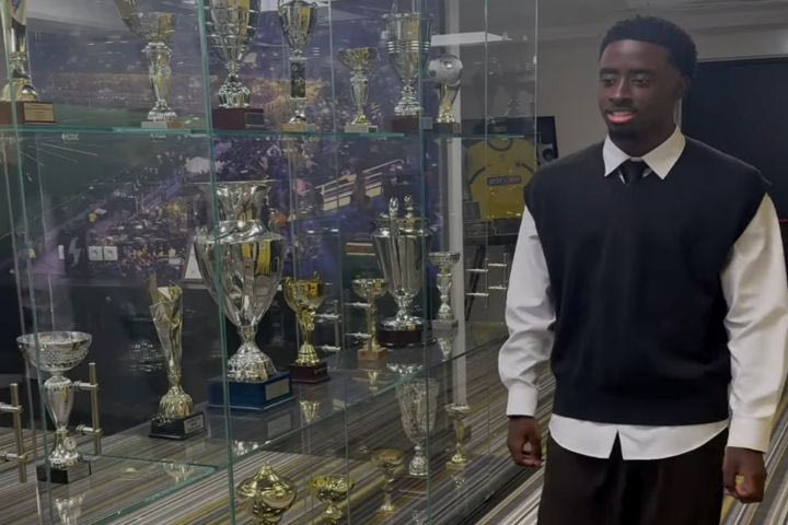 ΑΕΚ: Ο Χακίμ Σαχαμπό έκλεψε τις εντυπώσεις με το στιλ του στις υπογραφές