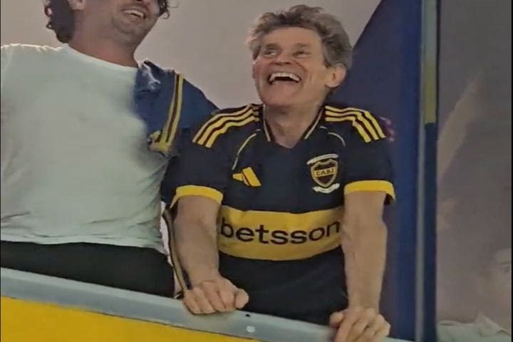 Ο Γουίλεμ Νταφόε στο “Μπομπονέρα”: Με φανέλα της Μπόκα πανηγύρισε γκολ και ξεσήκωσε τους φιλάθλους