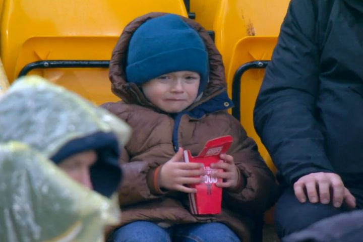 Γούλβς: Μικρός φίλαθλος ξέσπασε σε κλάματα όταν ο πατέρας του τού έφαγε τα chicken nuggets και η ομάδα αποκατέστησε την “αδικία”