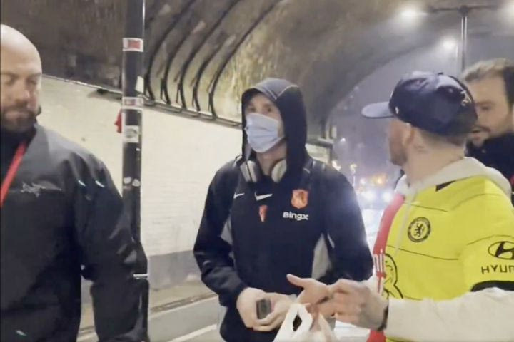 Το επικό σκηνικό έξω από το Emirates: Ο Κόουλ Πάλμερ αρνήθηκε αυτόγραφο σε οπαδό με φανέλα μισή Τσέλσι – μισή Άρσεναλ