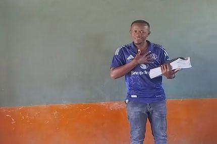 Η Μάντσεστερ Γιουνάιτεντ έφτασε μέχρι την Κένυα: Δάσκαλος διδάσκει τον ύμνο της ομάδας στους μαθητές του