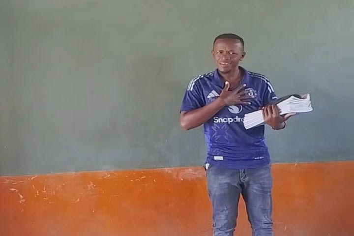 Η Μάντσεστερ Γιουνάιτεντ έφτασε μέχρι την Κένυα: Δάσκαλος διδάσκει τον ύμνο της ομάδας στους μαθητές του