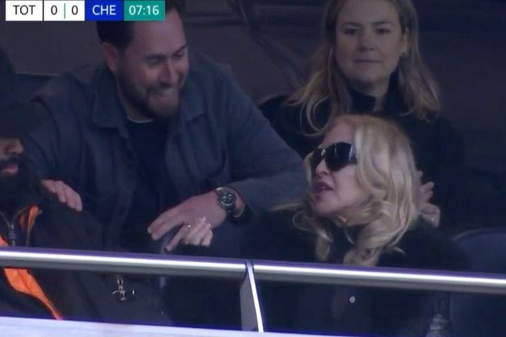 Η “soccer mom” Μαντόνα: Στις εξέδρες της Τότεναμ με τις κόρες και τον σύντροφό της