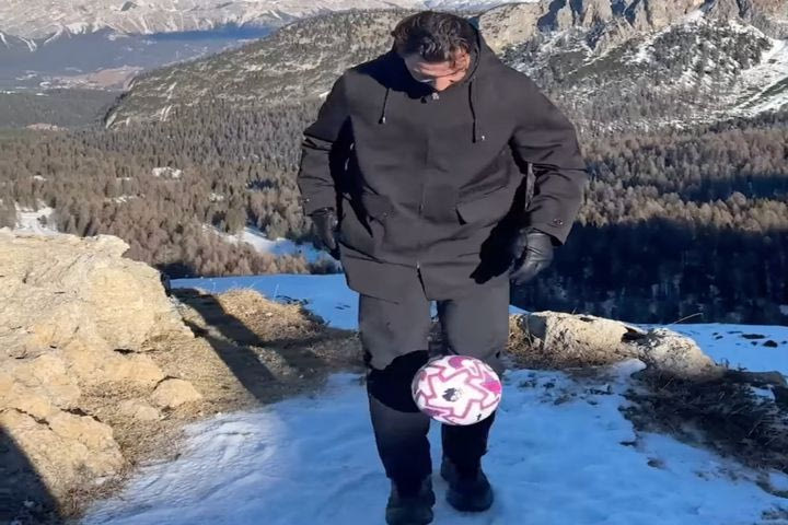 O Ζλάταν Ιμπραχίμοβιτς νικήθηκε απο το χιόνι: Έχασε για πρώτη φορά την μπάλα και τρόλαρε τον εαυτό του