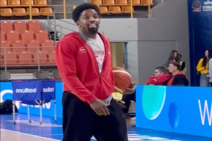 Ο ΜακΚίσικ έκανε σουτάκια με crocs και έκλεψε την παράσταση με τις στυλιστικές επιλογές του