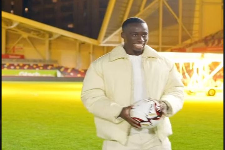 Μπρέντφορντ: Ο Μάικλ Καγιόντε έκανε gender reveal στο γήπεδο και αποκάλυψε το φύλο του μωρού