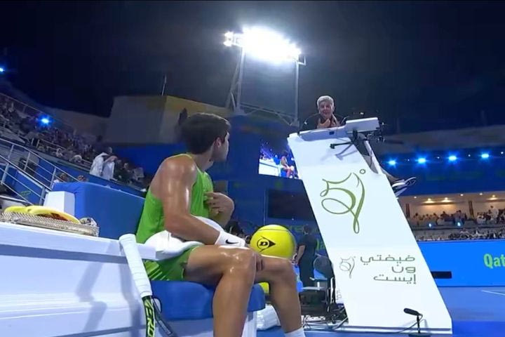 Έξαλλος ο Κάρλος Αλκαράθ: Η έντονη αντιπαράθεσή του με τη διαιτητή στο Κατάρ για time violation