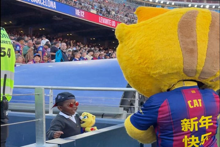 Ο μικρός αδερφός του Λαμίν Γιαμάλ έκλεψε την παράσταση χορεύοντας με τη μασκότ της Μπαρτσελόνα