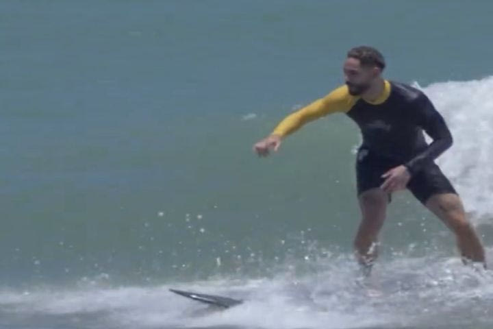 Γιουνάιτεντ: Ο Ματέους Κούνια έδειξε τις εντυπωσιακές του ικανότητες στο σερφ και εξήγησε τον χαρακτηριστικό πανηγυρισμό του