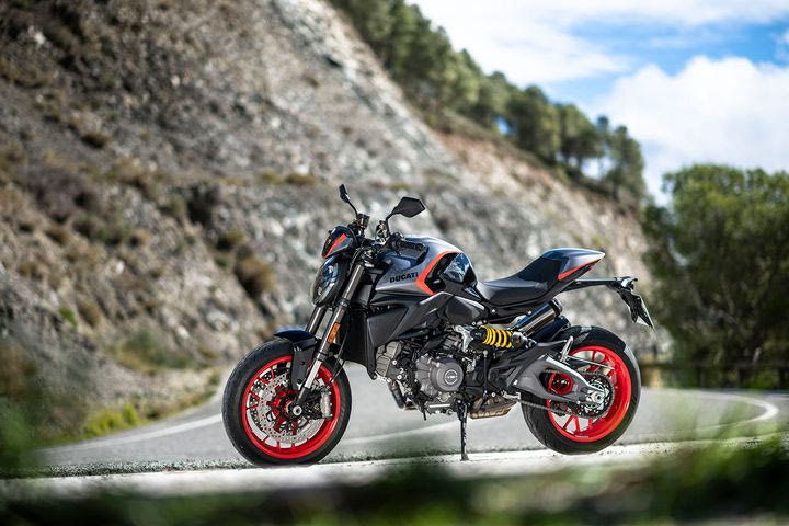 Ducati Monster: Το ιταλικό naked με νέα χρώματα που παραπέμπουν στο ένδοξο παρελθόν του