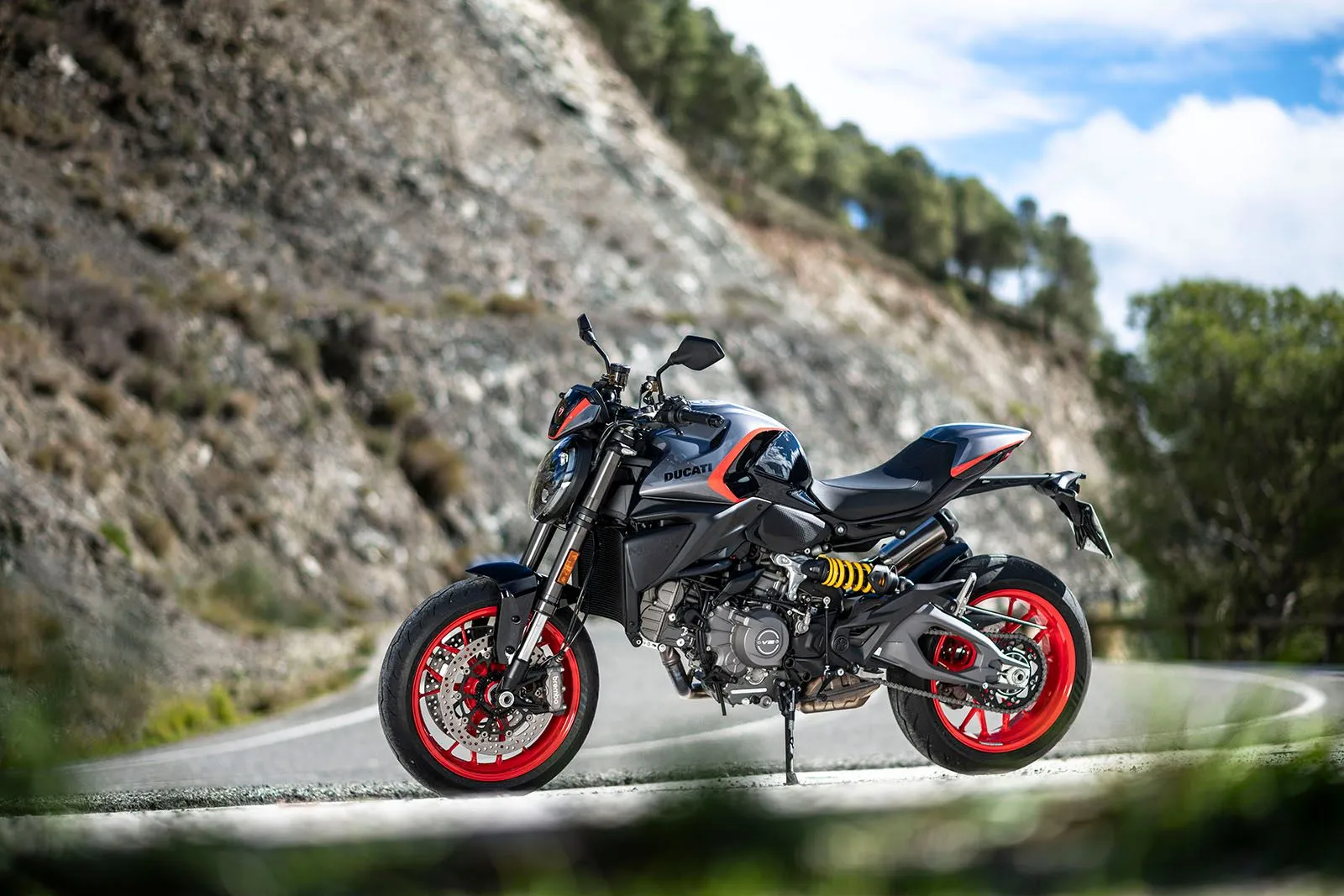 Ducati Monster: Το ιταλικό naked με νέα χρώματα που παραπέμπουν στο ένδοξο παρελθόν του