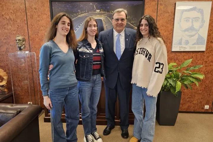 Καλλιτεχνική Κολύμβηση: Η Ελληνική Ολυμπιακή Επιτροπή υποδέχθηκε τις τρίδυμες αδελφές Αλεξανδρή