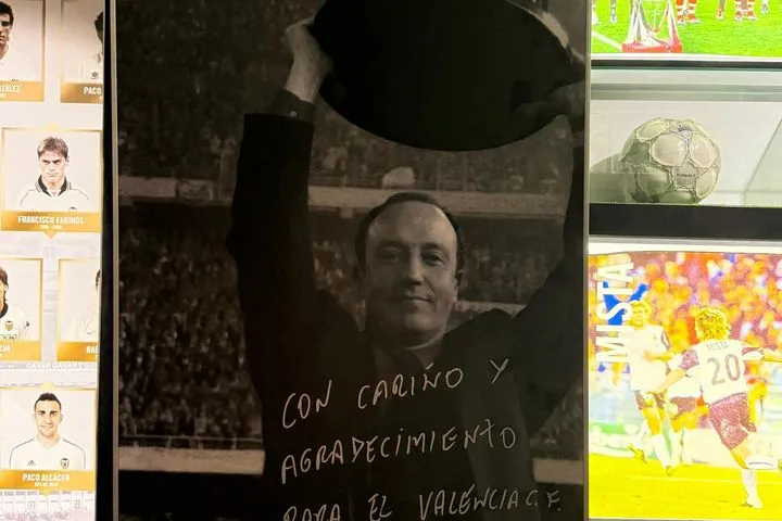 Το γήπεδο και το Μουσείο της Βαλένθια είναι γεμάτα Ράφα Μπενίτεθ: Η συγκινητική αφιέρωση και η εντολή για τα "ταπεινά" αποδυτήρια