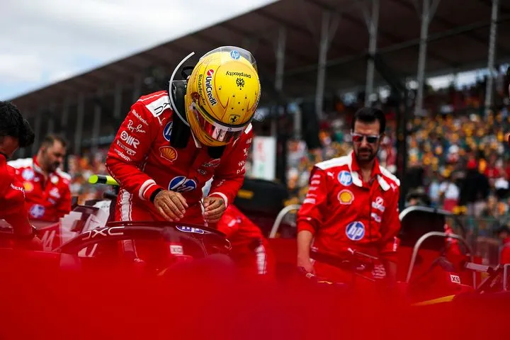 Ο Χάμιλτον κόντρα στο “ρεύμα”: Γιατί του αρέσει η οδήγηση των νέων μονοθεσίων της F1