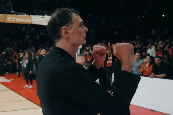 Η παρακάμερα του ντέρμπι: Οι γροθιές του Μπαρτζώκα και το χαμόγελο του Μεντιλίμπαρ