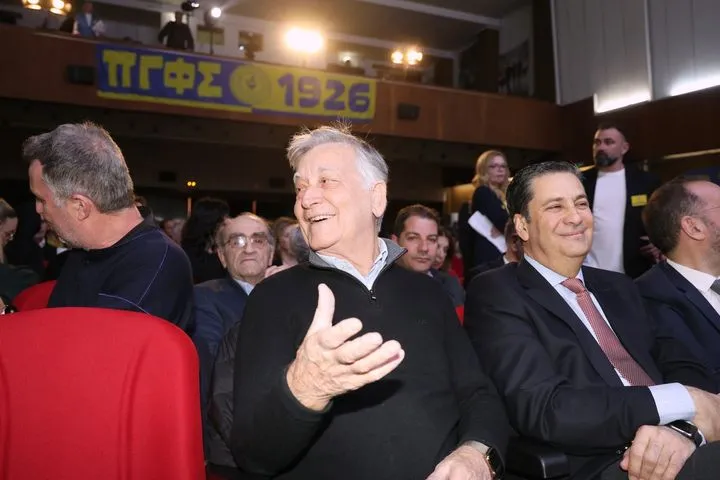 "Μπάρμπα, βάλε με μέσα στο γήπεδο": Η συγκινητική ιστορία του Φώτη Κωστούλα από τα παιδικά του χρόνια