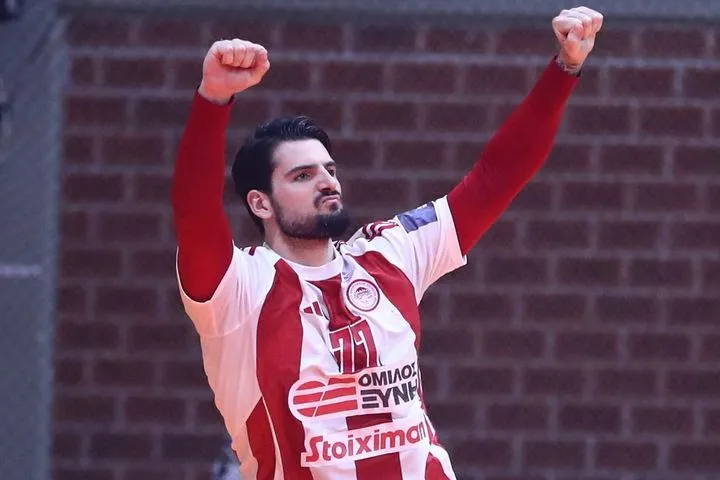 Ο Ολυμπιακός πήρε το ντέρμπι κόντρα στην ΑΕΚ και βλέπει κορυφή στη Handball Premier