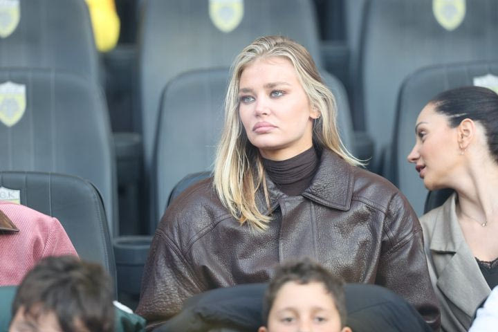 Η σύντροφος του Γιόβιτς, Σοφία Μιλόσεβιτς τράβηξε τα βλέμματα στην Allwyn Arena στο ματς με την ΑΕΛ Novibet