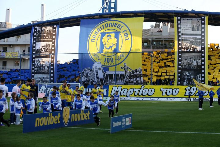 Παναιτωλικός: Ρίγος και συγκίνηση στο Αγρίνιο με τα πανό και τις ιστορικές φωτογραφίες για τα 100 χρόνια του Τιτόρμου