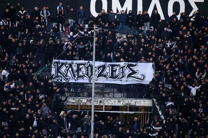 Ρίγος συγκίνησης στην Τούμπα: Διακοπή στο 20ο λεπτό και θερμό χειροκρότημα για τον 20χρονο αδικοχαμένο οπαδό του ΠΑΟΚ