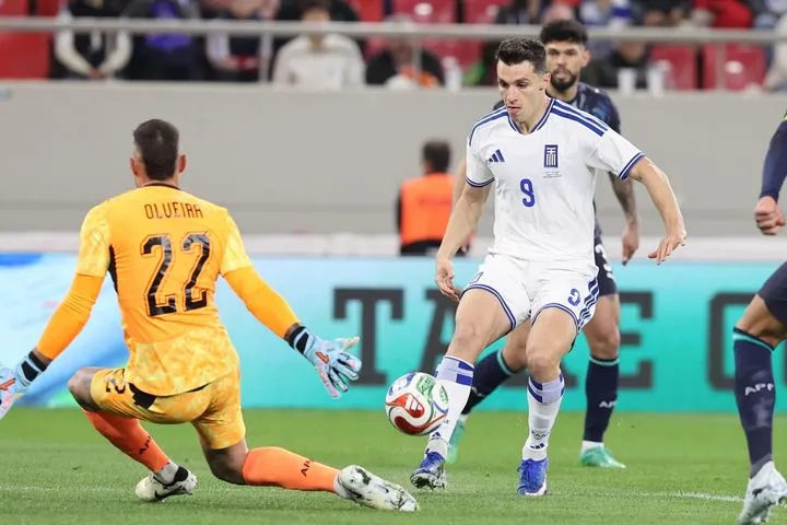 Μεγάλη στιγμή για την Εθνική: Ο Δουβίκας έκλεψε την μπάλα, όμως το πλασέ του πέρασε άουτ μόλις στο 5ο λεπτό