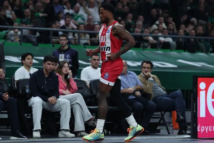 Συναγερμός με Τζόουνς στον Ολυμπιακό, αποχώρησε από το ντέρμπι πιάνοντας την αριστερή του γάμπα