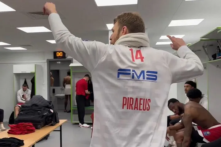 Ο Βεζένκοβ δεν άφησε τον Λαρεντζάκη σε χλωρό κλαρί: “Κερνάει σούσι όλη την ομάδα”