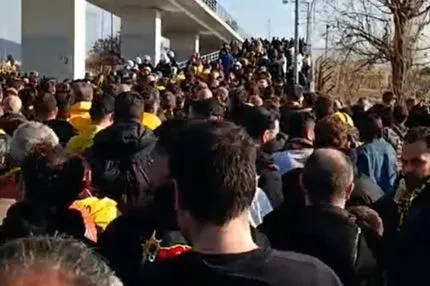 Η αποστολή της ΑΕΚ έφτασε στο γήπεδο υπό τις επευφημίες των φιλάθλων της Ένωσης, αδιαχώρητο στην πεζογέφυρα και συνθήματα από τους οπαδούς