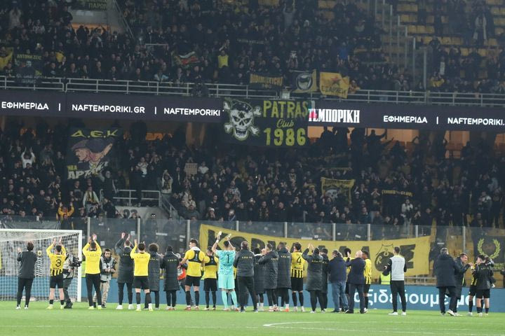 ΑΕΚ: Το σύνθημα “πρωτάθλημα θα πάρουμε όλους θα τους τρελάνουμε” δόνησε την Allwyn Arena