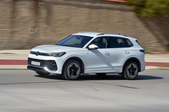 Δοκιμάζουμε το VW Tiguan, στην πλέον χαρισματική του έκδοση με το PHEV σύνολο και την ωριμότητα της τρίτης γενιάς