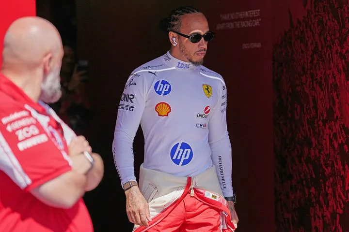 H Ferrari μισό δευτερόλεπτο πιο αργή από τη Mercedes -Χάμιλτον: “Μπορούμε να κλείσουμε τη διαφορά”