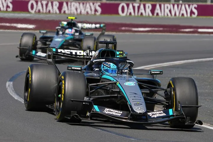 Ο Ράσελ στην κορυφή του FP3, ο Αντονέλι στον τοίχο του Άλμπερτ Παρκ