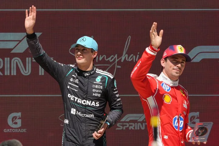 Ο Ράσελ πιστεύει ότι η Ferrari έχει την ταχύτητα να τον απειλήσει για τη νίκη στο GP της Σαγκάης