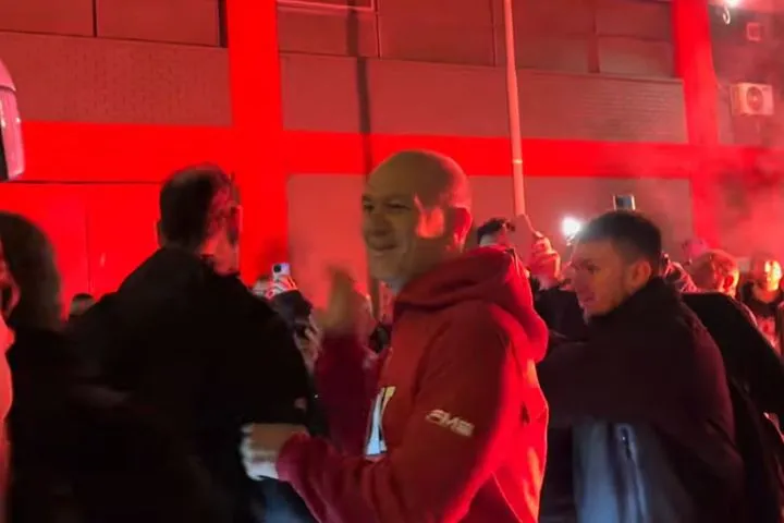 Ολυμπιακός: Αποθέωση στο ΣΕΦ από τους φίλους των ερυθρόλευκων μετά τη νίκη κόντρα στον Παναθηναϊκό – Παρών και ο Γιώργος Αγγελόπουλος