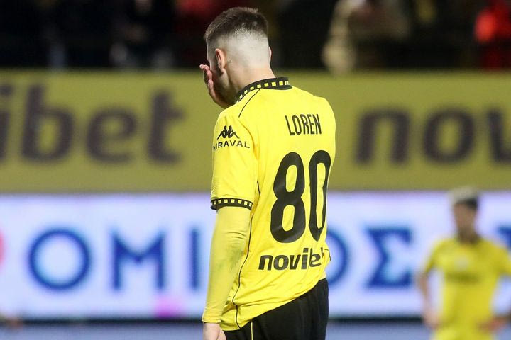 Αποδοκιμασίες από τον κόσμο του Άρη κατά Καρυπίδη και παικτών